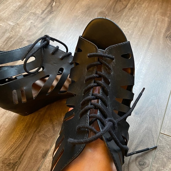 Black strappy wedge - Picture 4 of 4